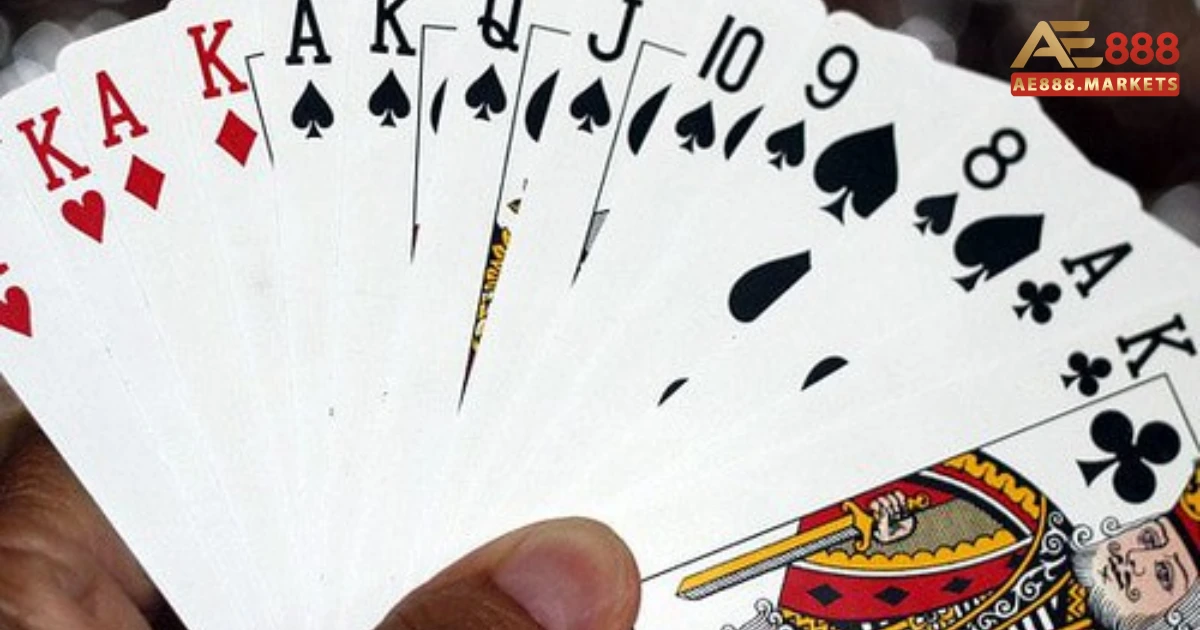 Chiến Thuật Đánh Tiến Lên Hiệu Quả Tại AE888 – Từ Cơ Bản Đến Nâng Cao 4 Lúc này, bạn sẽ vừa có thể loại bỏ bài yếu của mình, vừa ép đối thủ phải ra những lá bài mạnh hơn